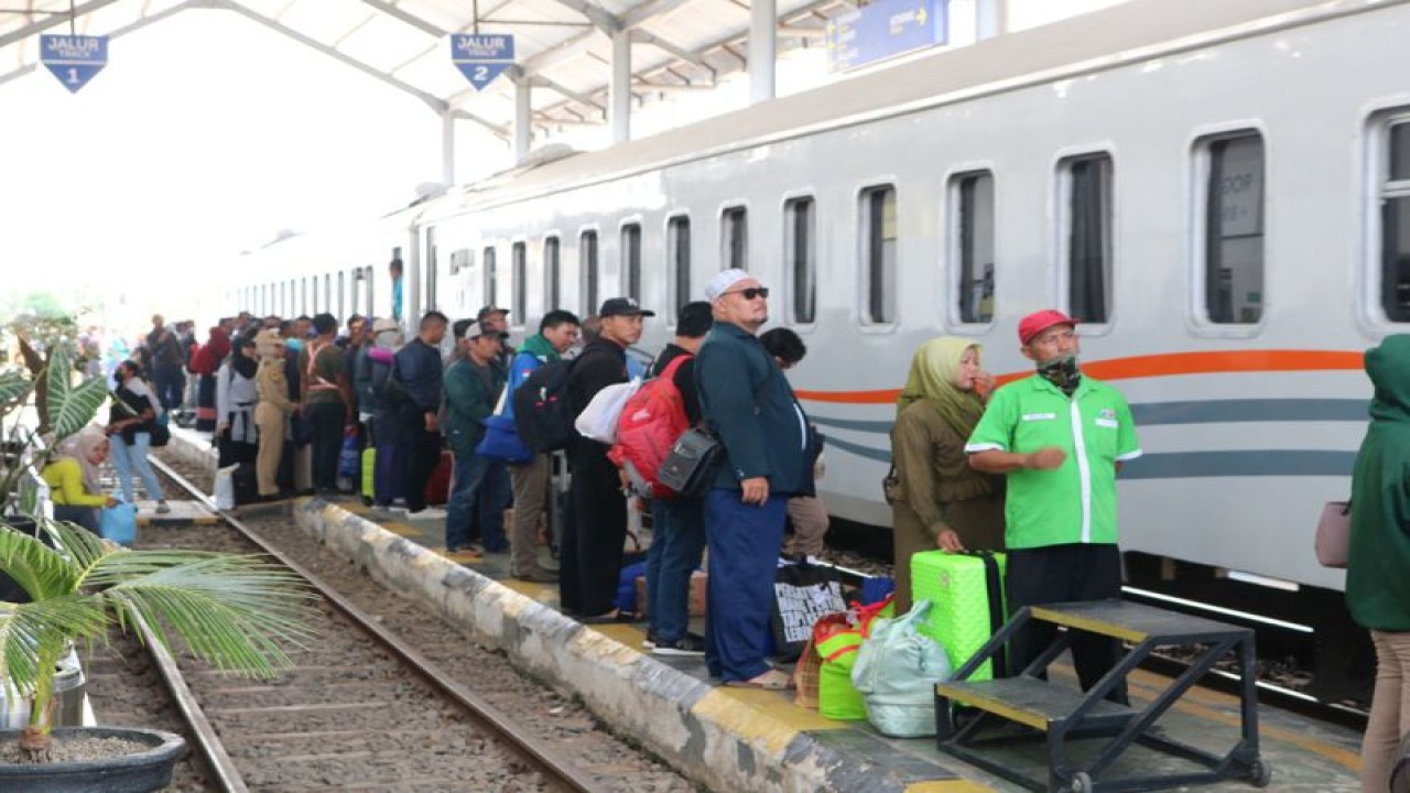 Pt Kai Layani Ribu Penumpang Pada Puncak Libur Natal