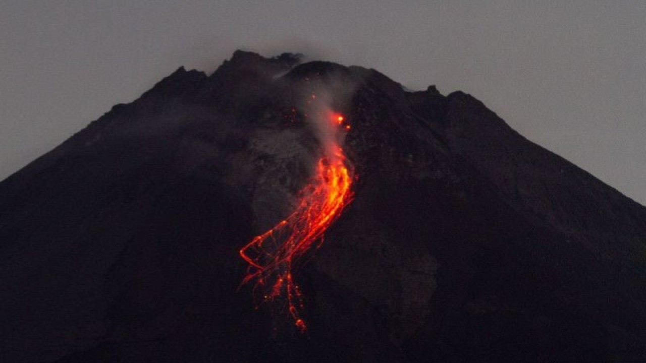 Merapi Tujuh Kali Luncurkan Guguran Lava Pijar